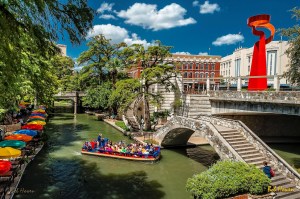 Cruising-the-Riverwalk-Bob-Howen-VisitSanAntonio